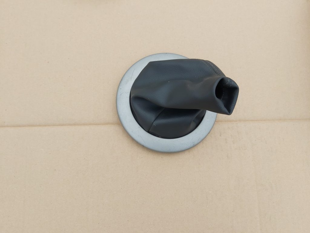 Pārnesumu pārslēgšanas kloķa auduma pārvalks priekš RENAULT MEGANE 2004 1 Pārnesumu pārslēgšanas kloķa auduma pārvalks priekš RENAULT MEGANE 2004