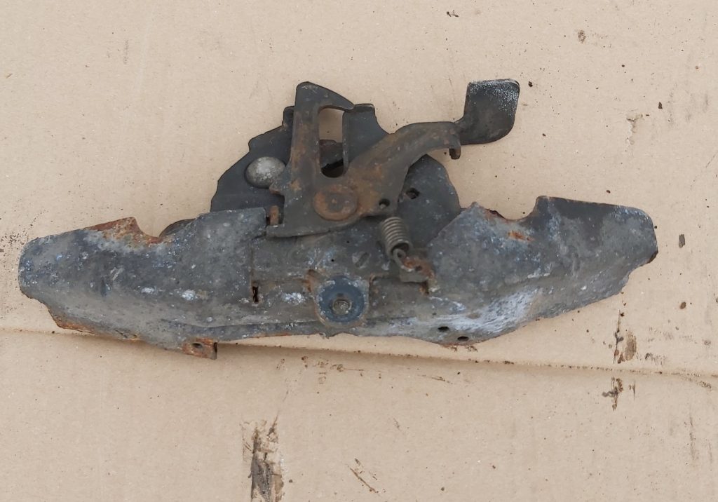 Pārsega slēdzene priekš TOYOTA AVENSIS 2004 1 Pārsega slēdzene priekš TOYOTA AVENSIS 2004