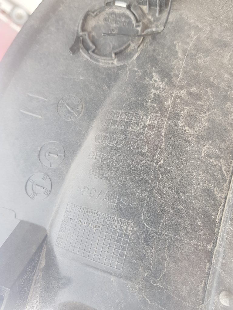 Bagāžnieka nodalījuma sānu apdare priekš AUDI A4 2005