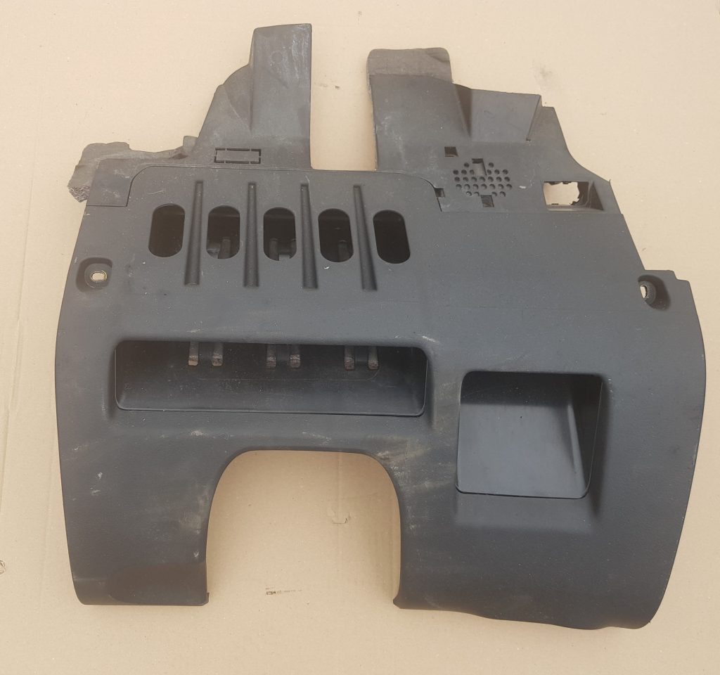 Mērinstrumentu paneļa apdare (zem stūres) priekš AUDI A4 2005