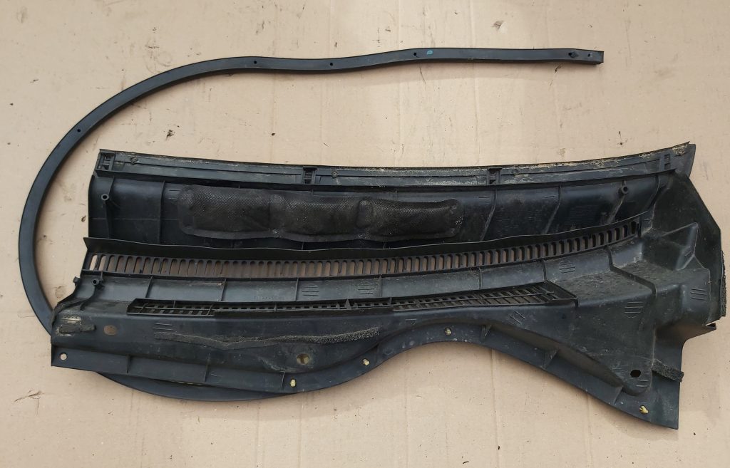 Vējstikla uzlikas (deflektora) režģis priekš TOYOTA COROLLA VERSO 2009 2 Vējstikla uzlikas (deflektora) režģis priekš TOYOTA COROLLA VERSO 2009