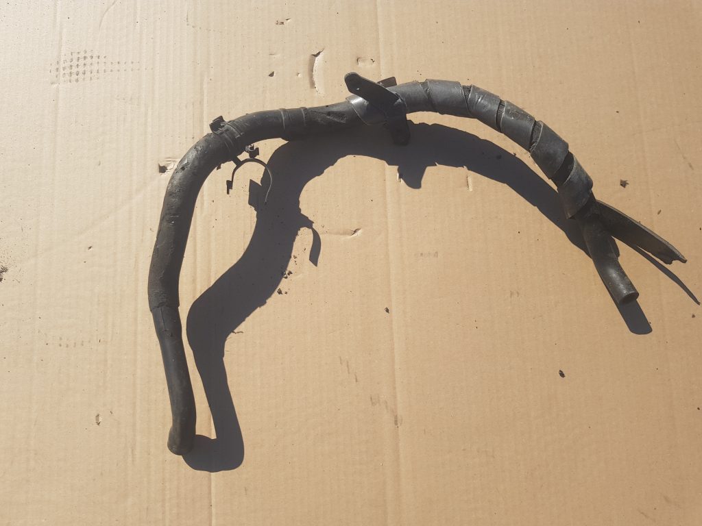 Gumijas šļūtene priekš VOLVO V70 2003 GREY 1 Gumijas šļūtene priekš VOLVO V70 2003 GREY