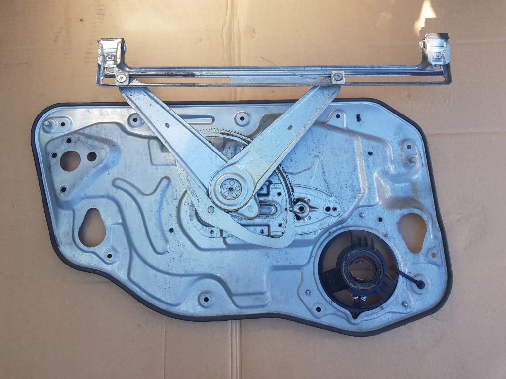 Stikla pacelšanas mehānisma panele priekš VOLVO S40 2004 Grey 2 Stikla pacelšanas mehānisma panele priekš VOLVO S40 2004 Grey