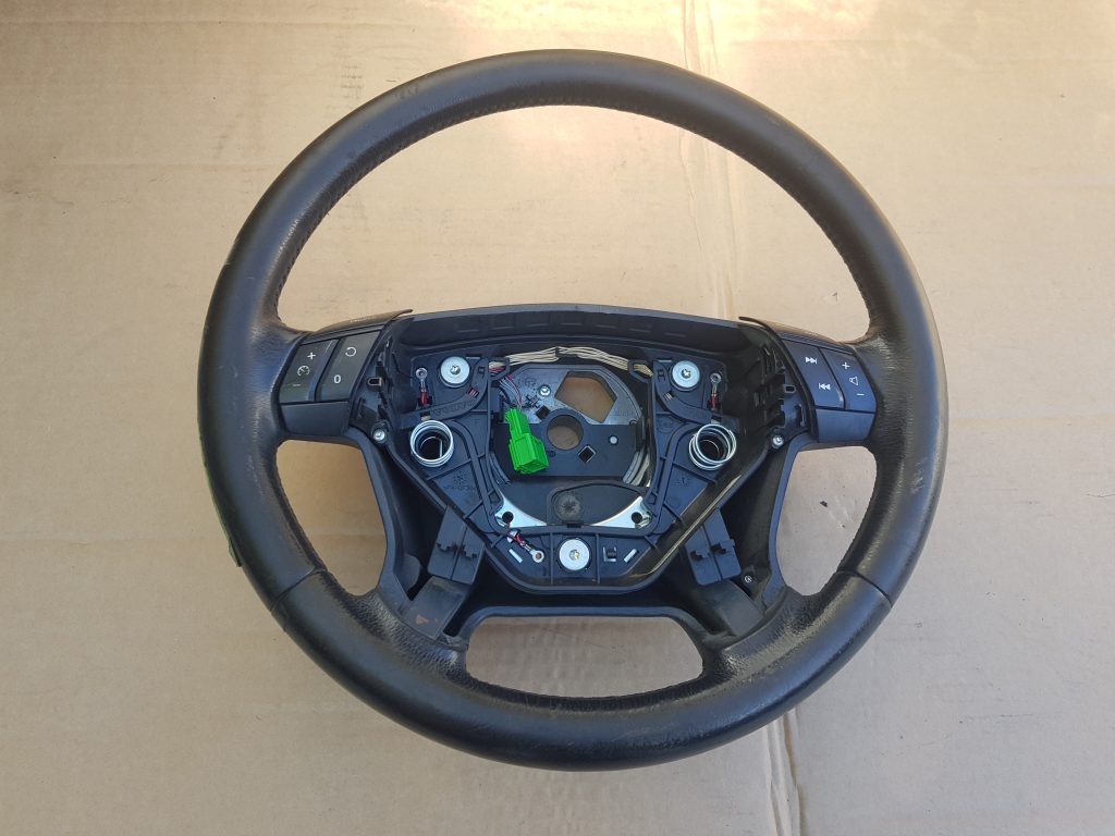 Stūre priekš VOLVO XC90 2004 1 Stūre priekš VOLVO XC90 2004