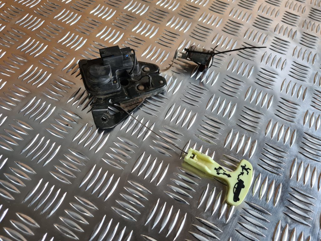 Bagāžnieka vāka slēdzene priekš CHRYSLER SEBRING 2006 4 Bagāžnieka vāka slēdzene priekš CHRYSLER SEBRING 2006