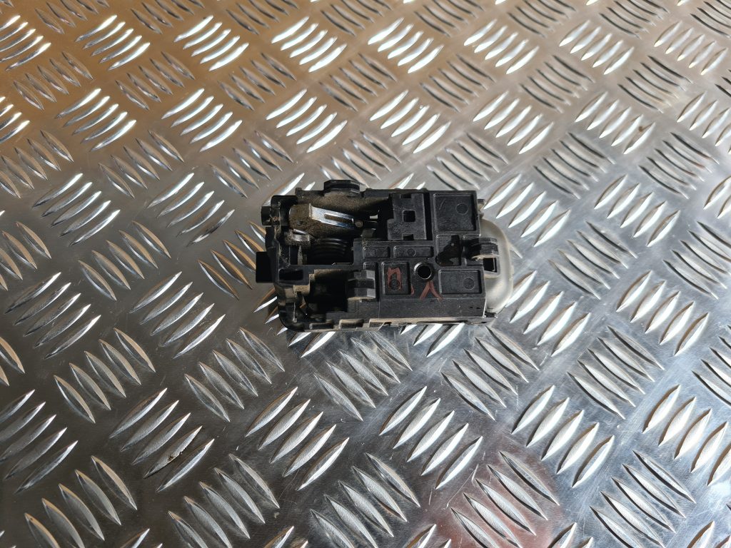 Salona durvju rokturis, priekšējais kreisais priekš NISSAN X-TRAIL 2005