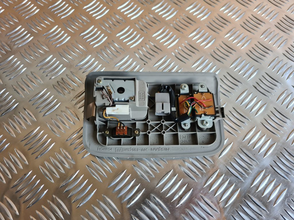 Priekšējo sēdvietu apgaismojums priekš NISSAN X-TRAIL 2005