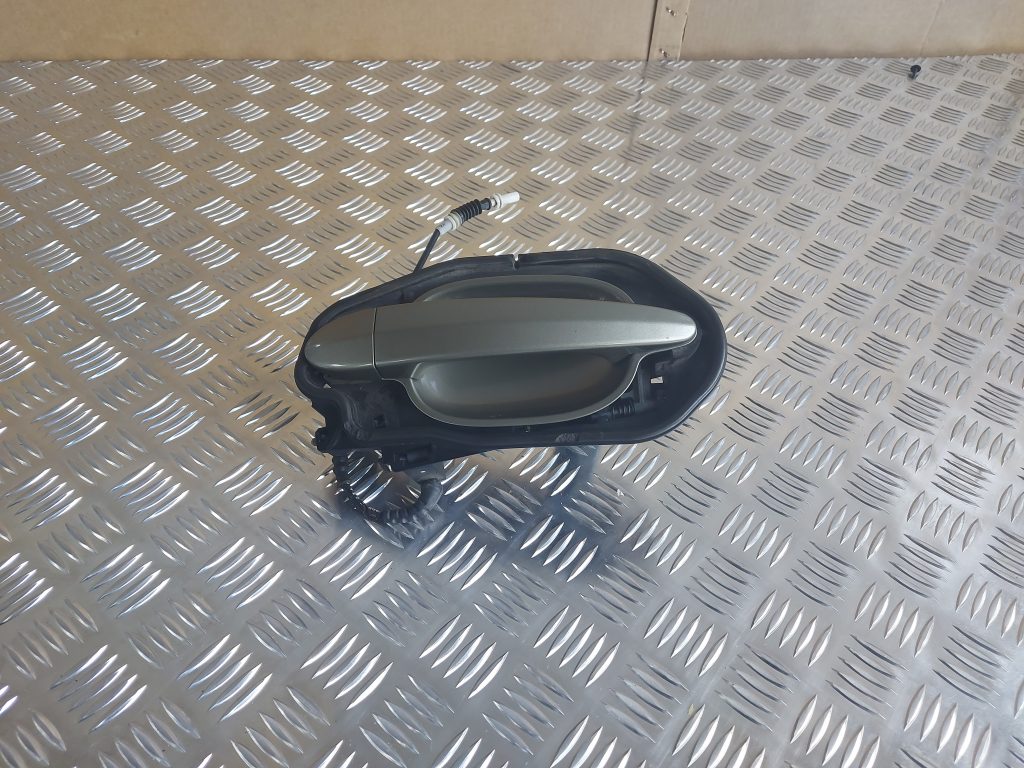 Aizmugurējais kreisais durvju rokturis priekš BMW 525 E60 2006 OLIVE 1 Aizmugurējais kreisais durvju rokturis priekš BMW 525 E60 2006 OLIVE