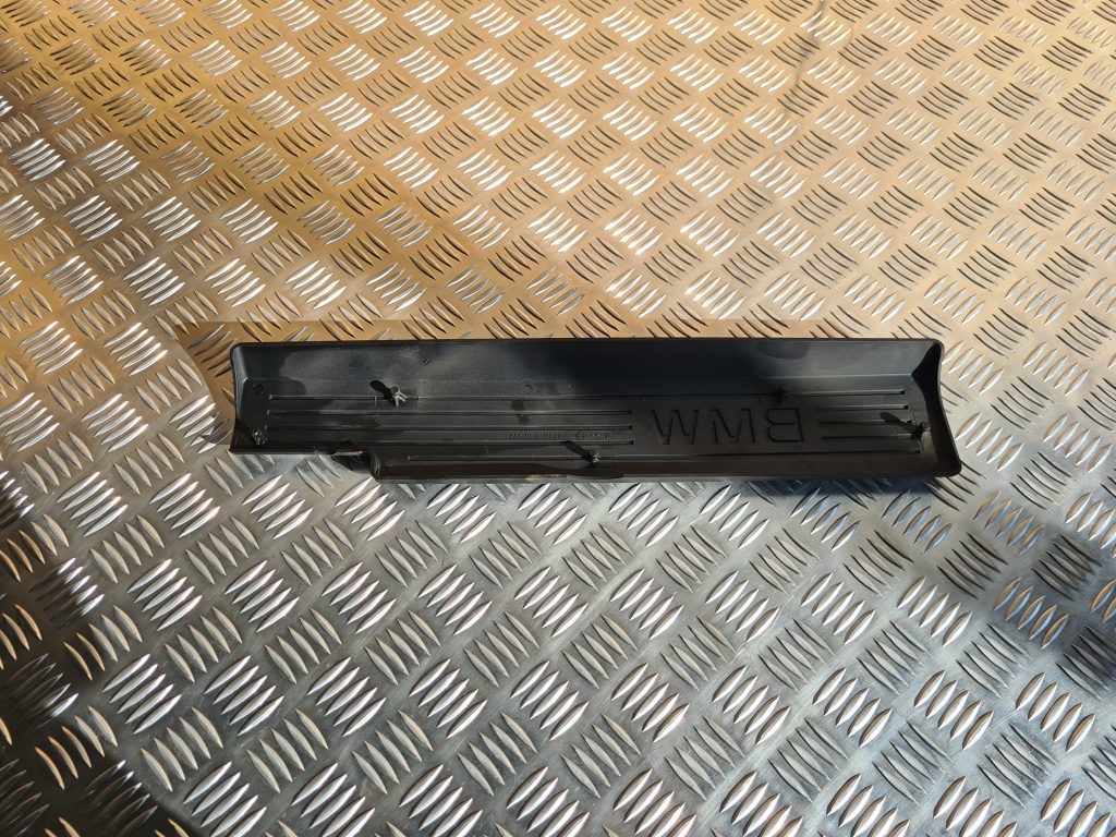 Dzinēja dekoratīva vāka daļa priekš BMW 525 E60 2006 OLIVE