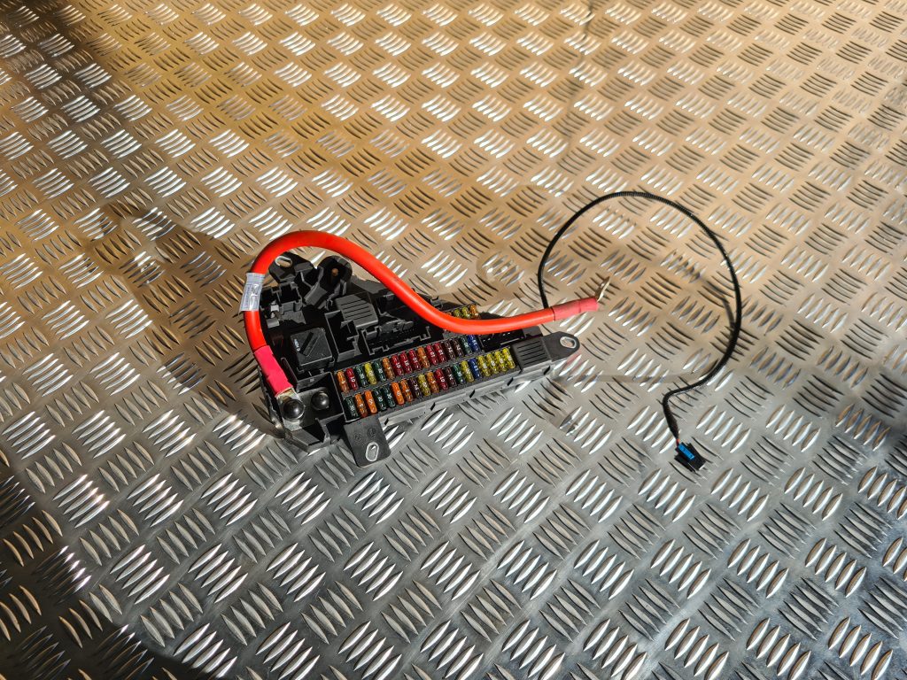 Drošinātāju relejas kaste priekš BMW 525 E60 2006 OLIVE