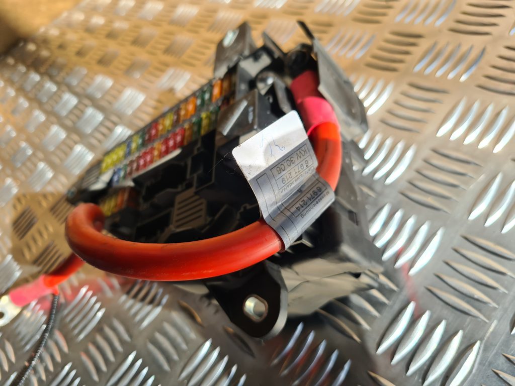 Drošinātāju relejas kaste priekš BMW 525 E60 2006 OLIVE