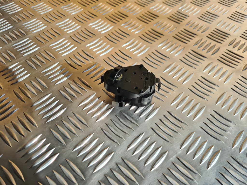 Apsildes sistēmas aktuators priekš BMW 525 E60 2006 OLIVE