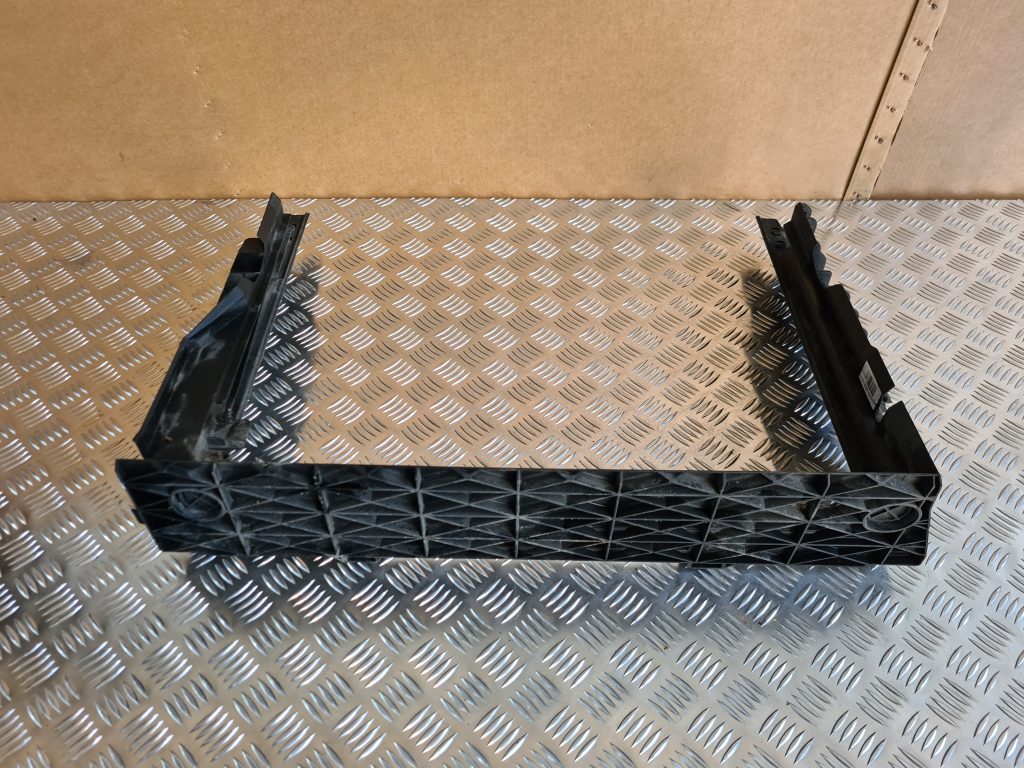 Priekšējā radiatora rāmis priekš BMW 525 E60 2006 OLIVE