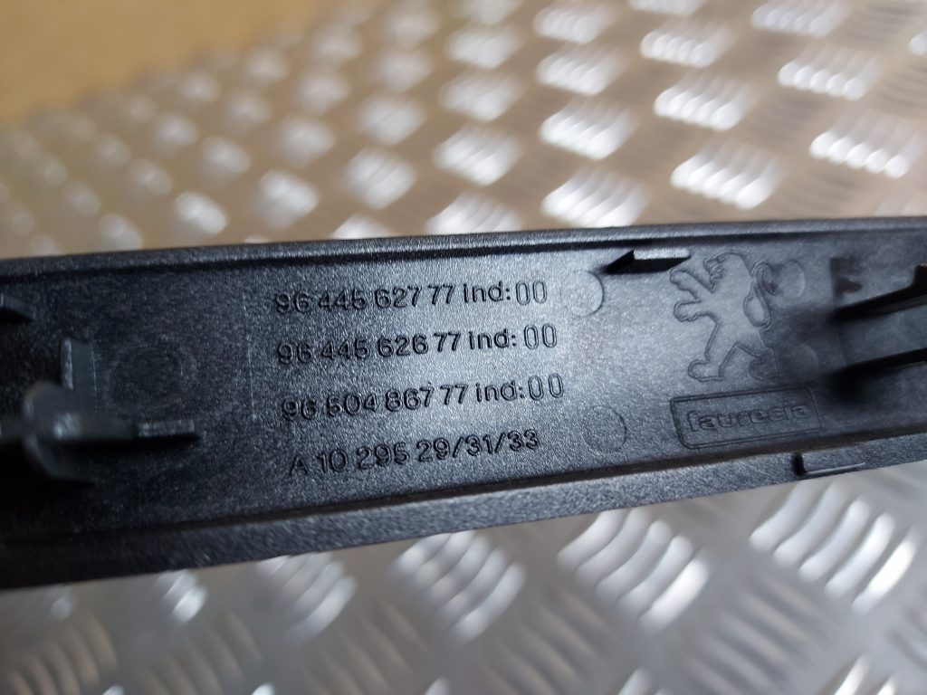 Mērinstrumentu paneļa dekoratīvā uzlika priekš PEUGEOT 407 2006