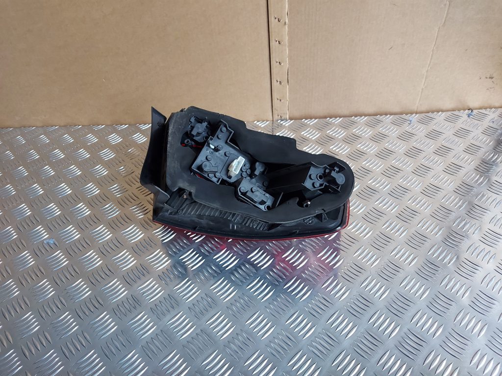 Aizmugurējais labais lukturis priekš PEUGEOT 407 2006