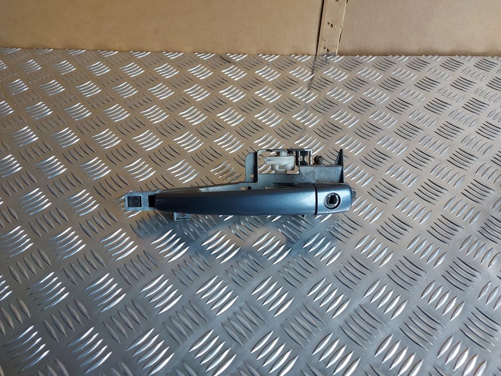 Priekšējāis kreisais durvju rokturis priekš PEUGEOT 407 2006 1 Priekšējāis kreisais durvju rokturis priekš PEUGEOT 407 2006