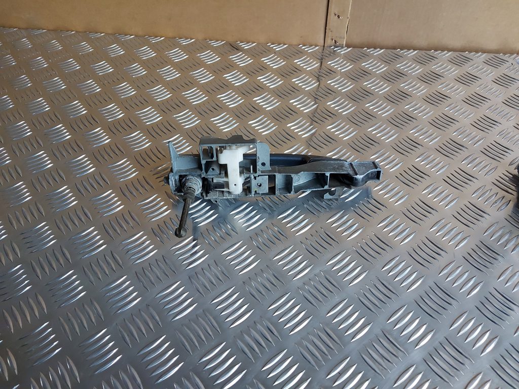 Priekšējāis kreisais durvju rokturis priekš PEUGEOT 407 2006 2 Priekšējāis kreisais durvju rokturis priekš PEUGEOT 407 2006