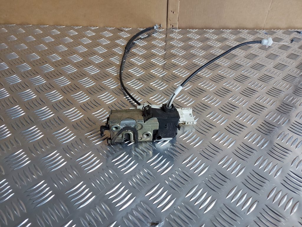 Priekšējo labo durvju slēdzene priekš PEUGEOT 407 2006 1 Priekšējo labo durvju slēdzene priekš PEUGEOT 407 2006