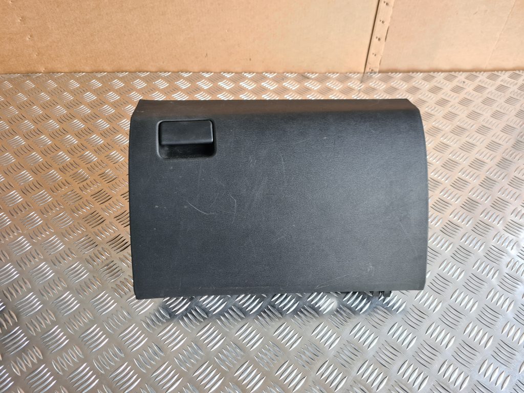 Mantu glabāšanas nodalījums pasažiera pusē priekš TOYOTA AVENSIS 2012