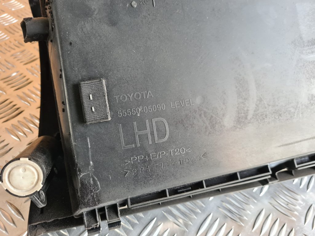 Mantu glabāšanas nodalījums pasažiera pusē priekš TOYOTA AVENSIS 2012