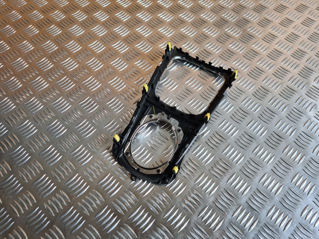 Dekoratīvs rāmis pārnesumu selektoram priekš TOYOTA AVENSIS 2012