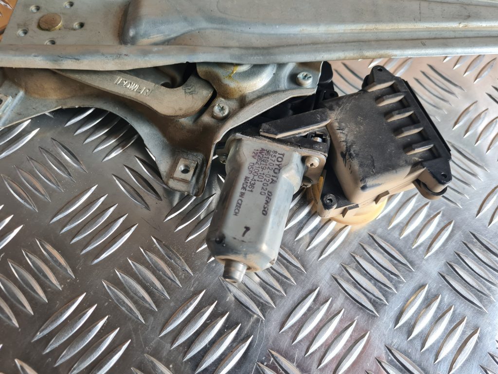 Stikla pacelšanas mehānisms aizmugurējais labais priekš TOYOTA AVENSIS 2012 2 Stikla pacelšanas mehānisms aizmugurējais labais priekš TOYOTA AVENSIS 2012