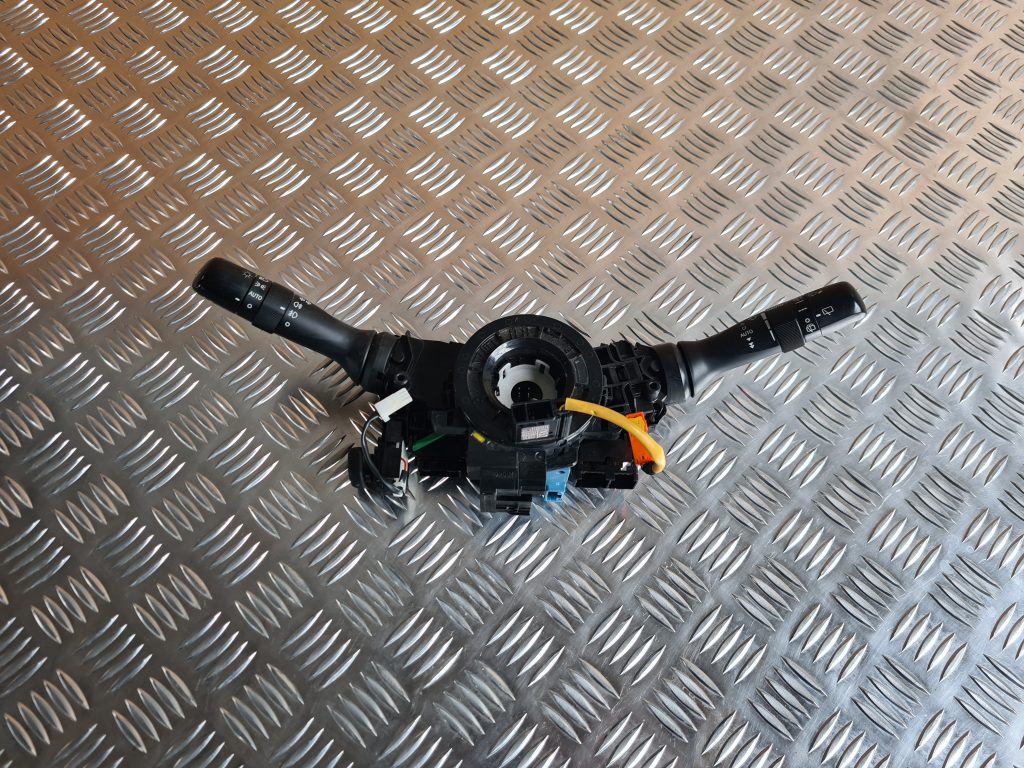 Stūres statnes slēdzis priekš TOYOTA AVENSIS 2012 1 Stūres statnes slēdzis priekš TOYOTA AVENSIS 2012