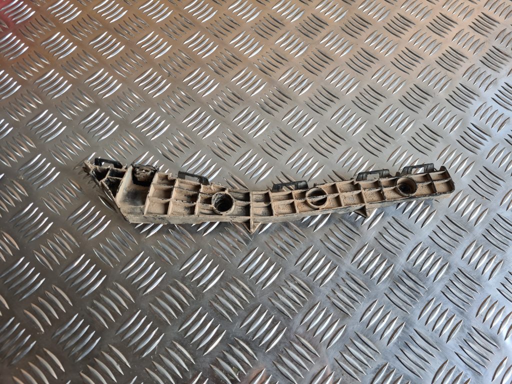 Aizmugurēja bufera kronšteins priekš TOYOTA AVENSIS 2012