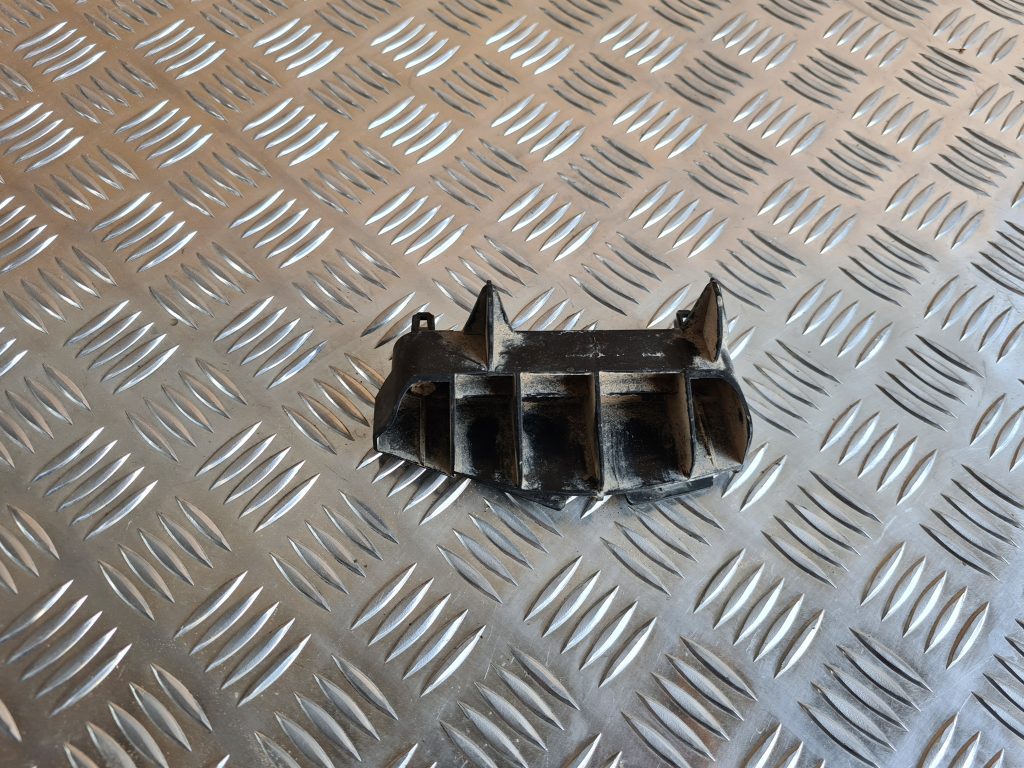 Aizmugurēja bufera kronšteins priekš TOYOTA AVENSIS 2012 4 Aizmugurēja bufera kronšteins priekš TOYOTA AVENSIS 2012