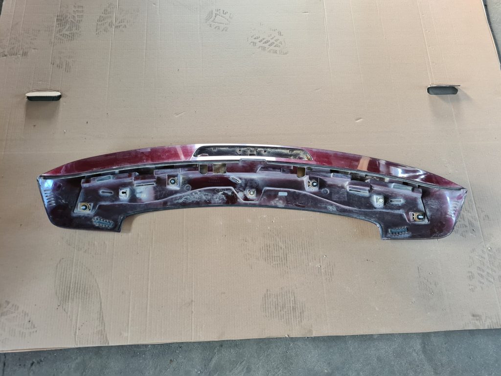 Bagāžnieka vāka spoileris priekš TOYOTA AVENSIS 2012