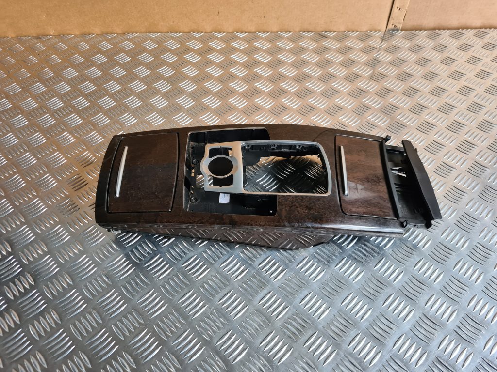 Centrālās konsoles (apdares) vidēja daļa priekš AUDI A6 AVANT 2007 QUATTRO 1 Centrālās konsoles (apdares) vidēja daļa priekš AUDI A6 AVANT 2007 QUATTRO