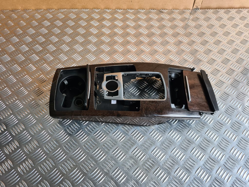 Centrālās konsoles (apdares) vidēja daļa priekš AUDI A6 AVANT 2007 QUATTRO 2 Centrālās konsoles (apdares) vidēja daļa priekš AUDI A6 AVANT 2007 QUATTRO