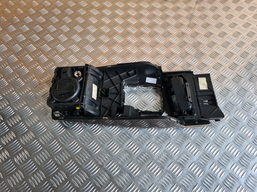 Centrālās konsoles (apdares) vidēja daļa priekš AUDI A6 AVANT 2007 QUATTRO 5 Centrālās konsoles (apdares) vidēja daļa priekš AUDI A6 AVANT 2007 QUATTRO