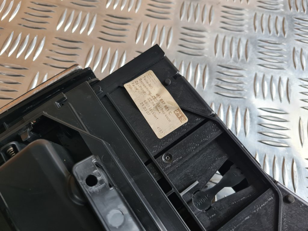 Centrālās konsoles (apdares) vidēja daļa priekš AUDI A6 AVANT 2007 QUATTRO 3 Centrālās konsoles (apdares) vidēja daļa priekš AUDI A6 AVANT 2007 QUATTRO