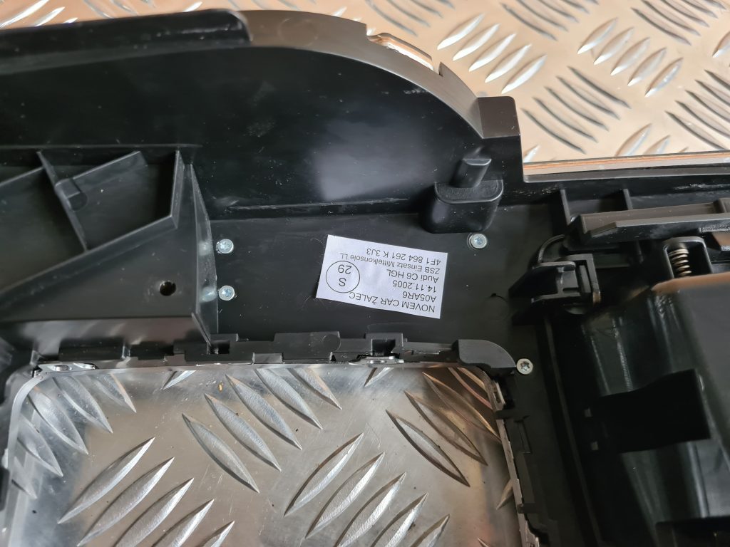 Centrālās konsoles (apdares) vidēja daļa priekš AUDI A6 AVANT 2007 QUATTRO 4 Centrālās konsoles (apdares) vidēja daļa priekš AUDI A6 AVANT 2007 QUATTRO