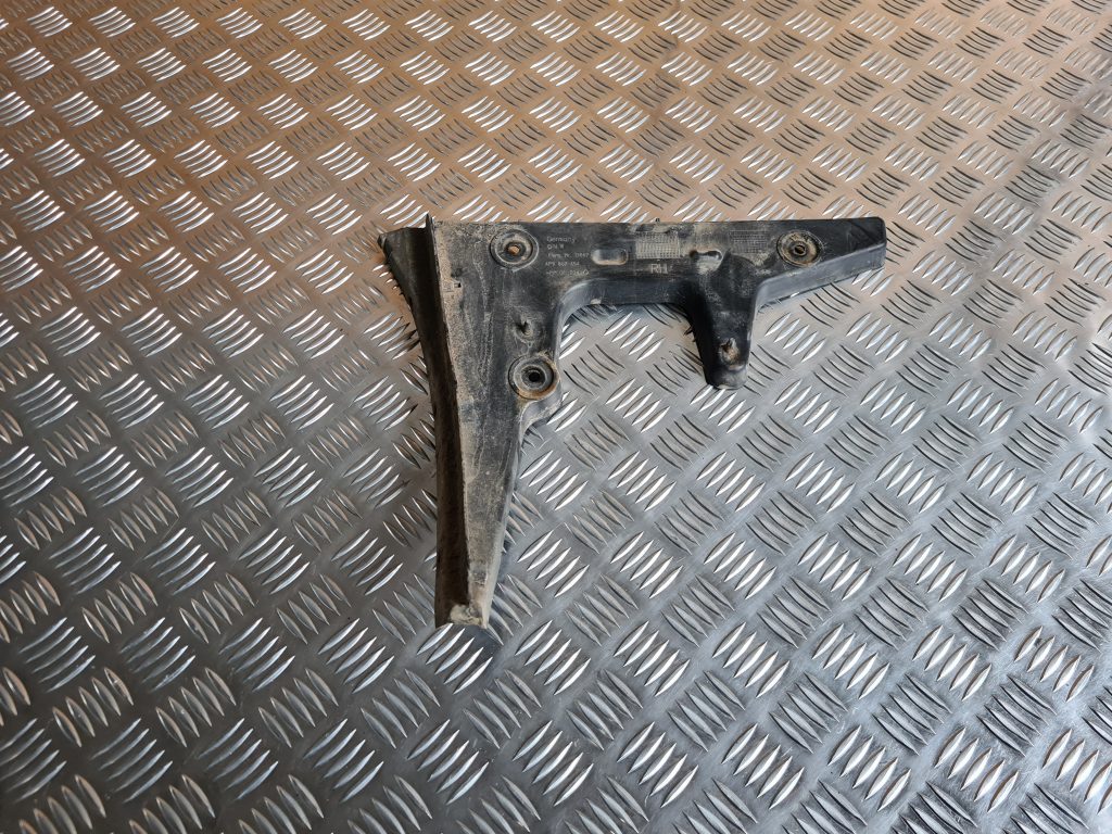 Aizmugurējā spārna un bufera stiprinājums priekš AUDI A6 AVANT 2007 QUATTRO