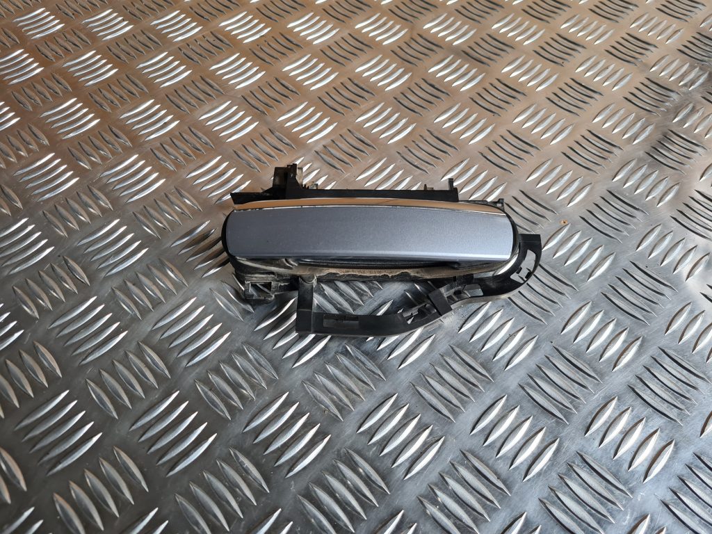 Aizmugurējais kreisais durvju rokturis priekš AUDI A6 AVANT 2007 QUATTRO 1 Aizmugurējais kreisais durvju rokturis priekš AUDI A6 AVANT 2007 QUATTRO