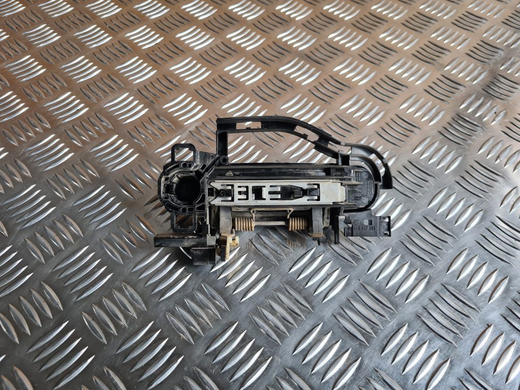 Aizmugurējais kreisais durvju rokturis priekš AUDI A6 AVANT 2007 QUATTRO 2 Aizmugurējais kreisais durvju rokturis priekš AUDI A6 AVANT 2007 QUATTRO