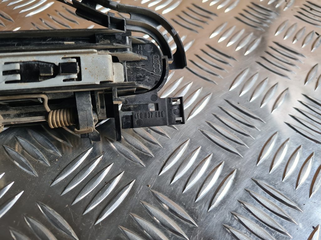 Aizmugurējais kreisais durvju rokturis priekš AUDI A6 AVANT 2007 QUATTRO 3 Aizmugurējais kreisais durvju rokturis priekš AUDI A6 AVANT 2007 QUATTRO