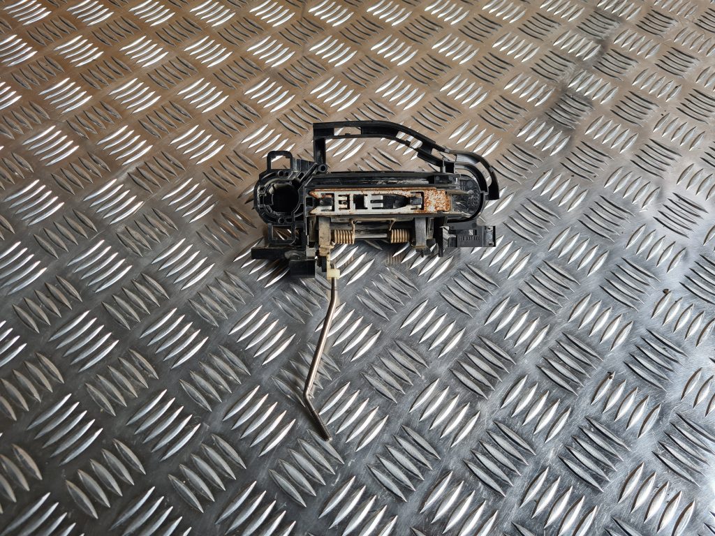 Aizmugurējais kreisais durvju rokturis priekš AUDI A6 AVANT 2007 QUATTRO 3 Aizmugurējais kreisais durvju rokturis priekš AUDI A6 AVANT 2007 QUATTRO