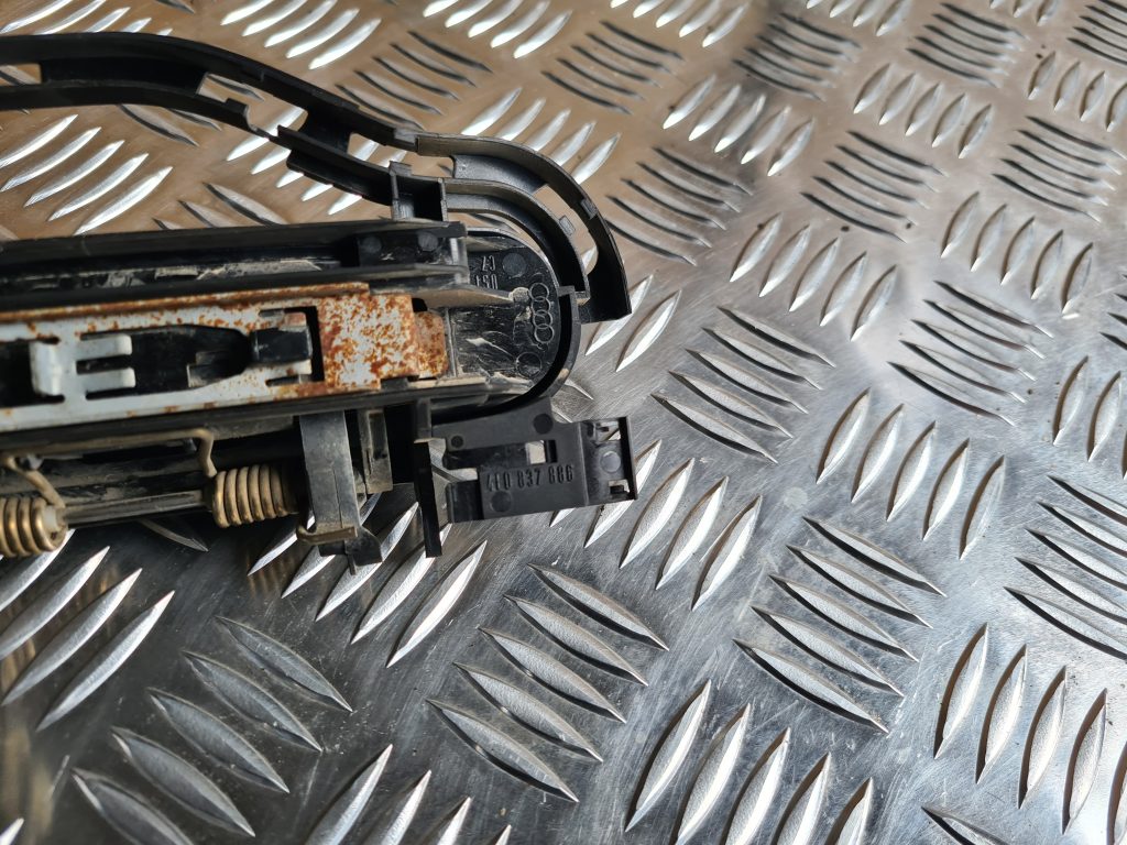 Aizmugurējais kreisais durvju rokturis priekš AUDI A6 AVANT 2007 QUATTRO 2 Aizmugurējais kreisais durvju rokturis priekš AUDI A6 AVANT 2007 QUATTRO