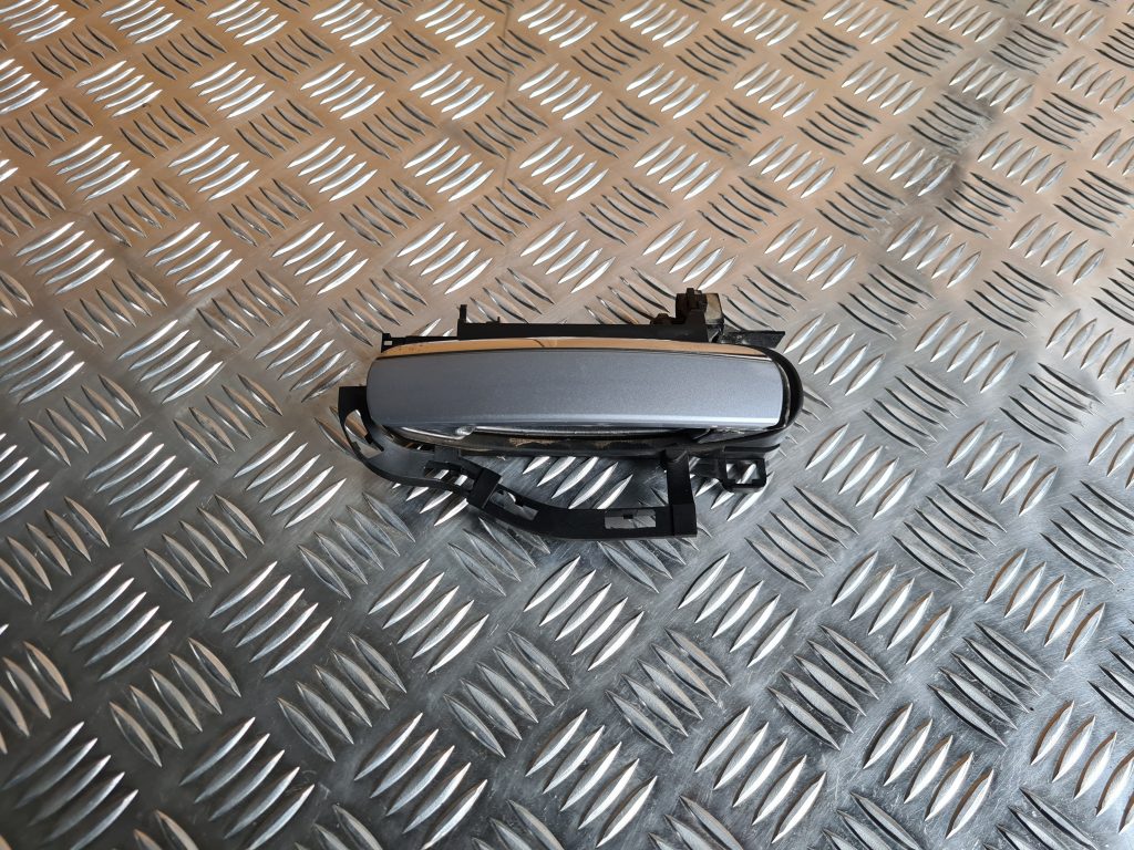 Aizmugurējais kreisais durvju rokturis priekš AUDI A6 AVANT 2007 QUATTRO 1 Aizmugurējais kreisais durvju rokturis priekš AUDI A6 AVANT 2007 QUATTRO