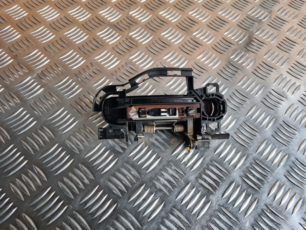 Aizmugurējais kreisais durvju rokturis priekš AUDI A6 AVANT 2007 QUATTRO 3 Aizmugurējais kreisais durvju rokturis priekš AUDI A6 AVANT 2007 QUATTRO