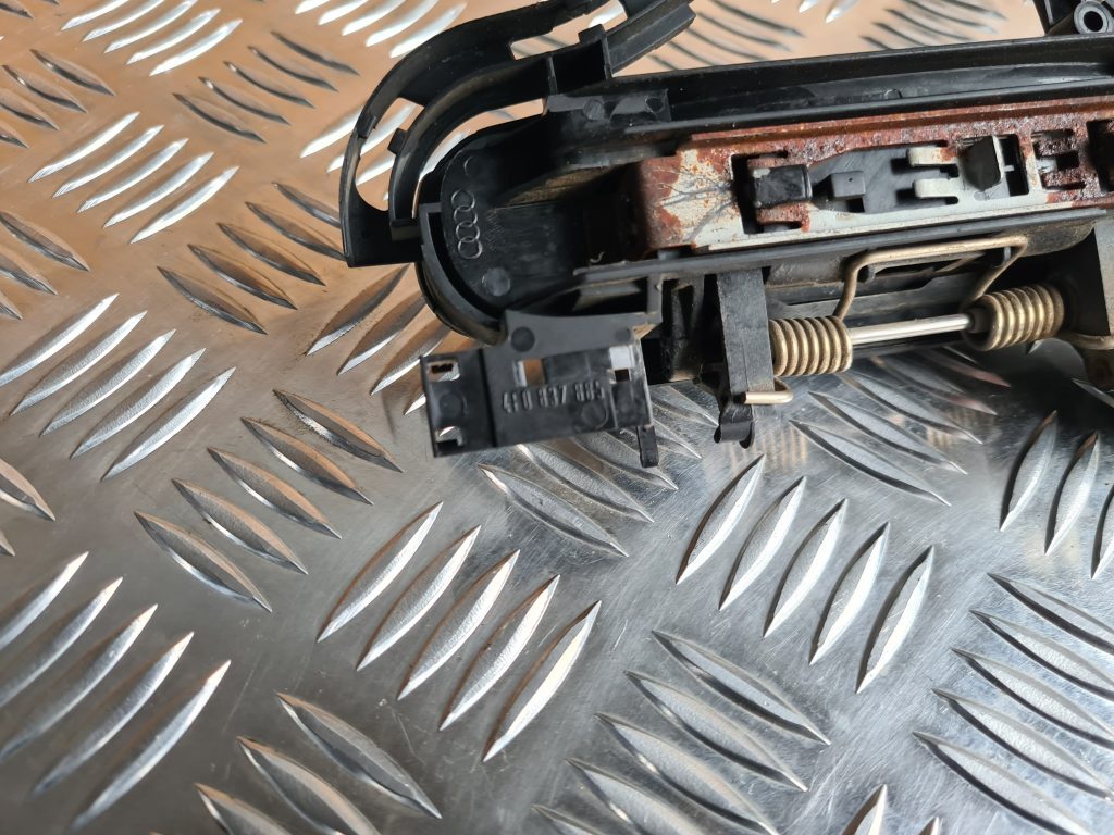 Aizmugurējais kreisais durvju rokturis priekš AUDI A6 AVANT 2007 QUATTRO 2 Aizmugurējais kreisais durvju rokturis priekš AUDI A6 AVANT 2007 QUATTRO