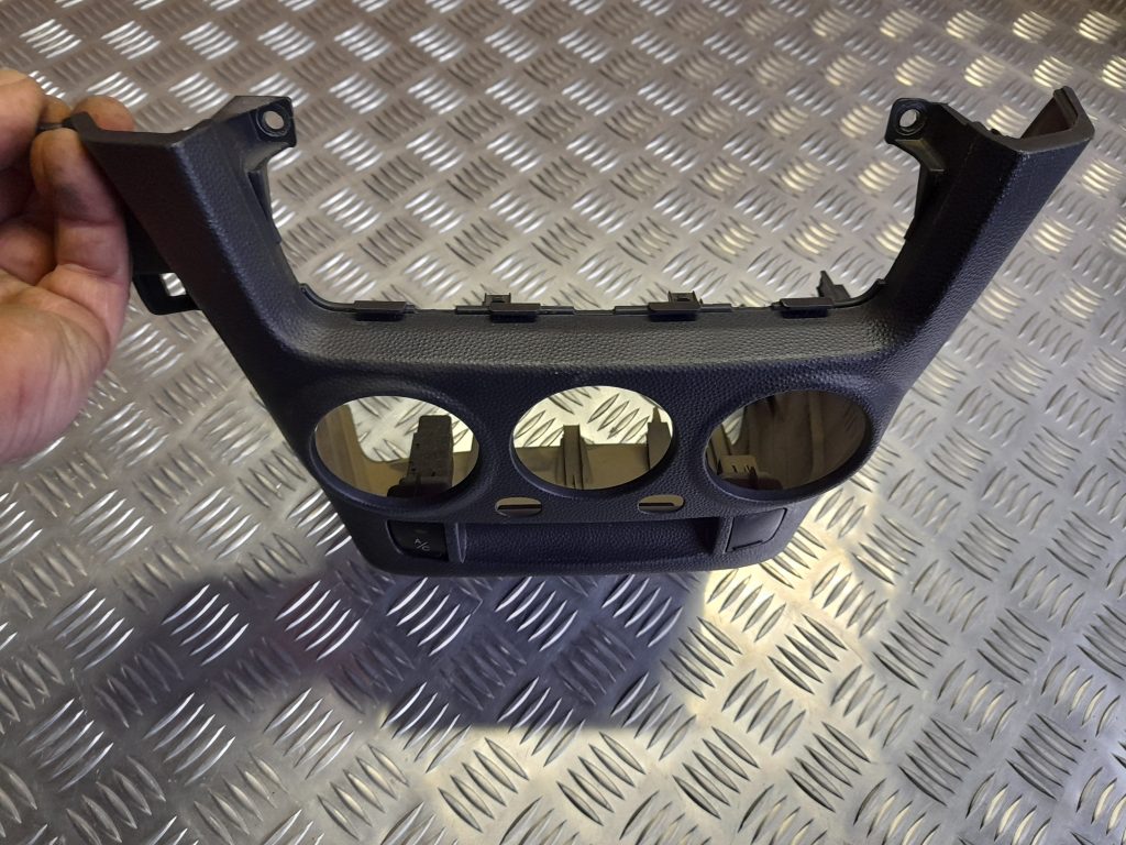 Mērinstrumentu paneļa dekoratīvais rāmis priekš KIA PICANTO 2006