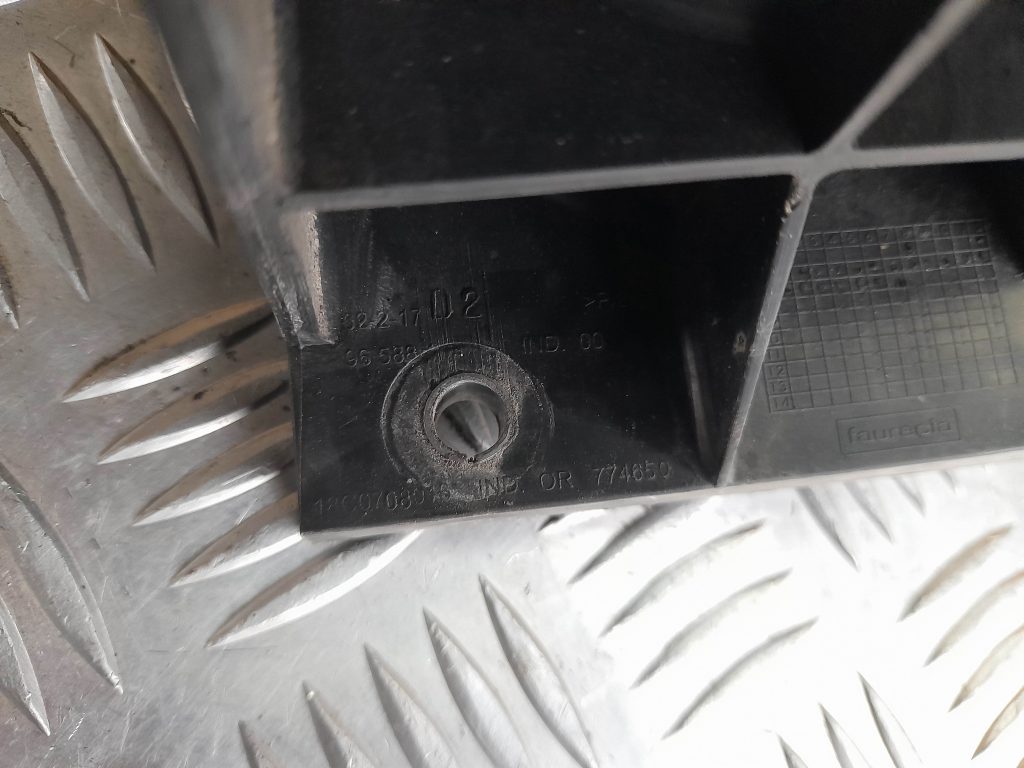 Priekšēja bufera kronšteins priekš CITROEN PICASSO 2007