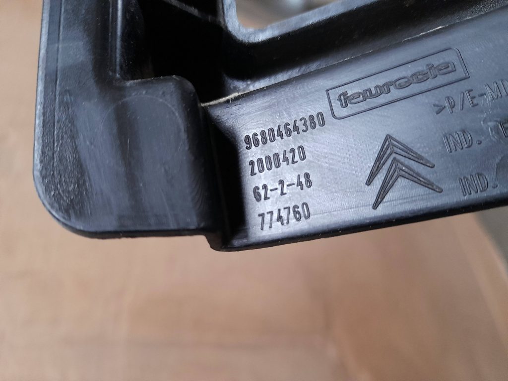 Aizmugurējā spārna un bufera stiprinājums priekš CITROEN PICASSO 2007