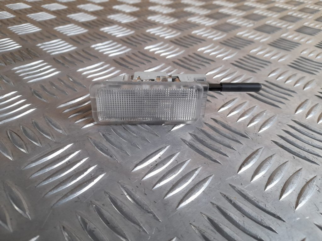 Apgaismojums mērinstrumentu paneļa mantu nodalījumā priekš CITROEN PICASSO 2007