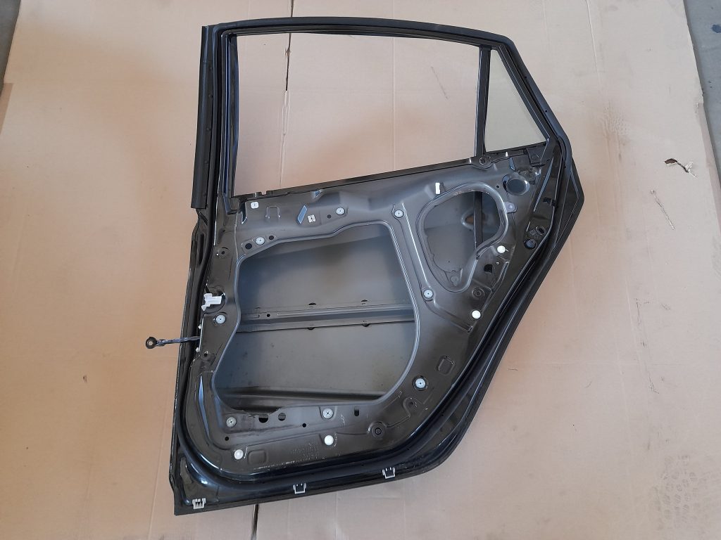 Aizmugurējās labās durvis priekš MAZDA 6 2008 3 Aizmugurējās labās durvis priekš MAZDA 6 2008