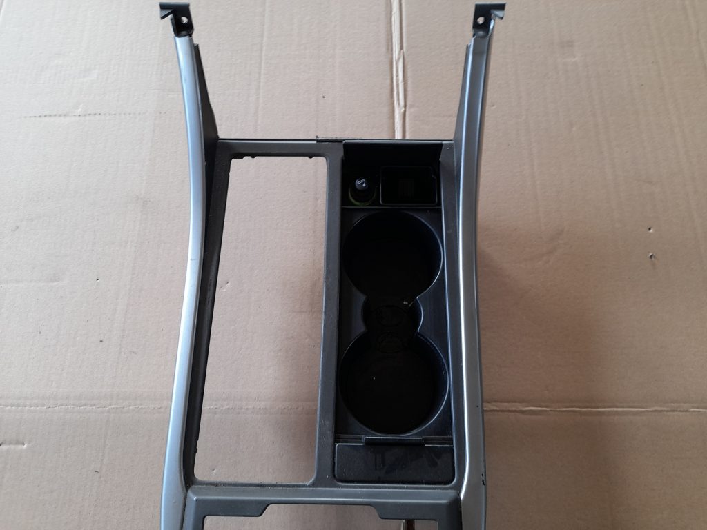 Centrālās konsoles (apdares) vidēja daļa priekš RANGE ROVER SPORT 2007 2 Centrālās konsoles (apdares) vidēja daļa priekš RANGE ROVER SPORT 2007